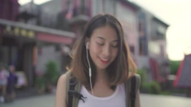 Asijské Batohem Blogger Žena Pomocí Smartphone Pro Chat Kontrola Sociální — Stock video