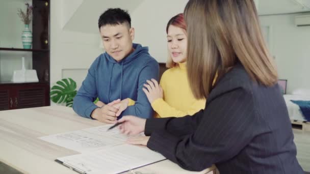 Feliz Joven Pareja Asiática Agente Bienes Raíces Joven Alegre Firmando — Vídeo de stock