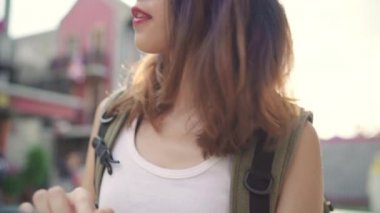 Yavaş hareket - yön için smartphone kullanarak ve Pekin, Çin mahallesinde, seyahat ederken konumu harita üzerinde seyir neşeli Asya backpacker blogger kadın. Yaşam tarzı turizm seyahat kavramı.