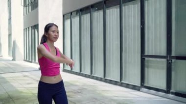 Yavaş hareket - sağlıklı güzel genç Asyalı sporcu kadın spor ısınma ve germe kollarını kentsel şehir Caddesi üzerinde çalıştırmak için hazır giyim bacaklar. Şehir kavramı yaşam tarzı aktif egzersiz.