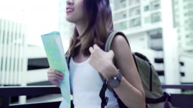 Neşeli güzel genç Asyalı backpacker kadın yön ve Pekin, Çin mahallesinde, seyahat ederken konumu harita üzerinde seyir. Yaşam tarzı sırt çantası turizm seyahat tatil kavramı.