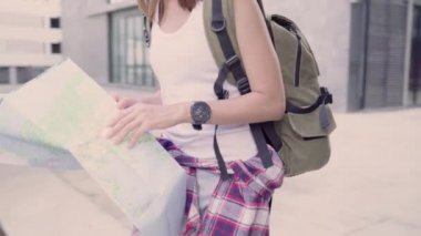 Neşeli güzel genç Asyalı backpacker kadın yön ve Pekin, Çin mahallesinde, seyahat ederken konumu harita üzerinde seyir. Yaşam tarzı sırt çantası turizm seyahat tatil kavramı.