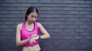 Sağlıklı güzel genç Asyalı sporcu kadın ısınma ve germe kentsel şehir Caddesi üzerinde çalıştırmak için hazır için kollarını bacaklarını giyim spor. Yaşam tarzı etkin kadınlar egzersiz şehir kavramı.