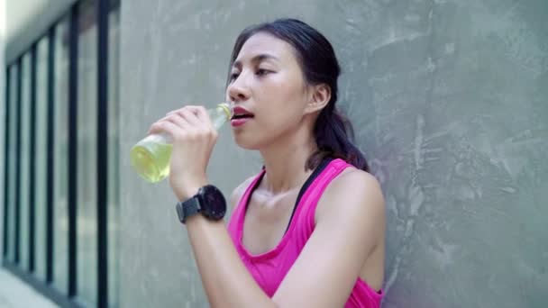 Slow Motion Gezonde Mooie Jonge Aziatische Runner Vrouw Drinkwater Omdat — Stockvideo