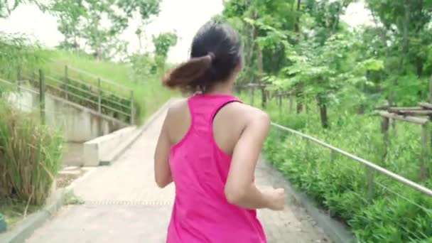 慢动作 健康美丽的年轻亚洲跑步者女子在城市公园街头跑步和慢跑 生活方式适合和活跃的妇女锻炼在城市概念 — 图库视频影像