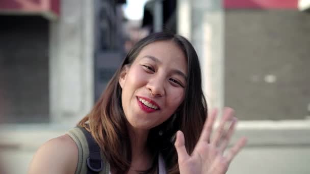 Vrolijke Mooie Jonge Aziatische Backpacker Blogger Vrouw Met Behulp Van — Stockvideo