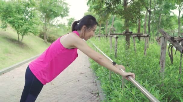 Gezonde Mooie Jonge Aziatische Atleet Vrouwen Sportkleding Benen Opwarming Van — Stockvideo