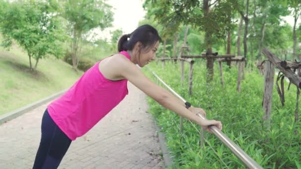 Saludable Hermosa Joven Atleta Asiática Mujeres Ropa Deportiva Piernas Calentamiento — Vídeos de Stock