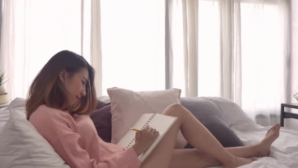 Mouvement Lent Portrait Une Belle Jeune Femme Asiatique Lisant Livre — Video