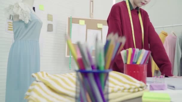 Professionelle Schöne Asiatische Modedesignerin Die Atelier Mit Stoffskizzen Und Zeichnung — Stockvideo