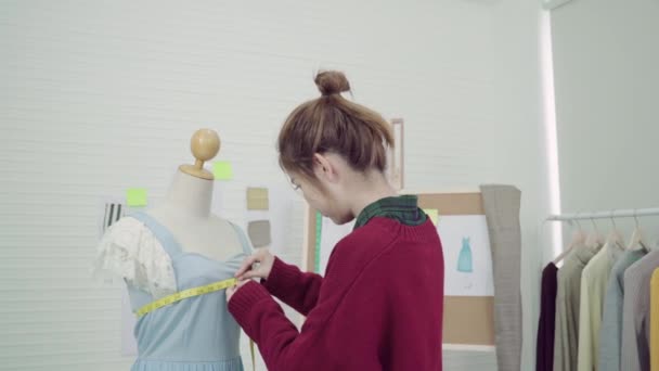 Professionele Mooie Aziatische Vrouwelijke Modeontwerper Meten Jurk Bezig Een Etalagepop — Stockvideo