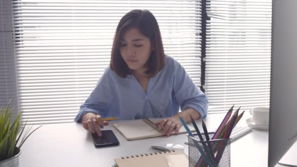 Mulher Asiática Negócios Inteligente Bonita Desgaste Casual Inteligente Trabalhando Laptop — Vídeo de Stock