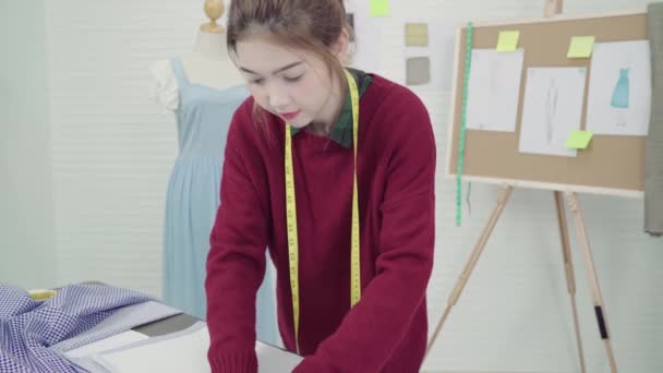 Профессиональная Красивая Азиатская Модельер Работает Тканевыми Эскизами Рисует Дизайн Одежды — стоковое видео