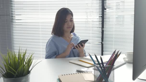 Hermosa Mujer Asiática Negocios Inteligentes Ropa Casual Inteligente Que Trabaja — Vídeos de Stock