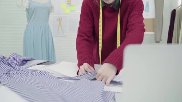 Профессиональная Красивая Азиатская Модельер Работает Тканевыми Эскизами Рисует Дизайн Одежды — стоковое видео