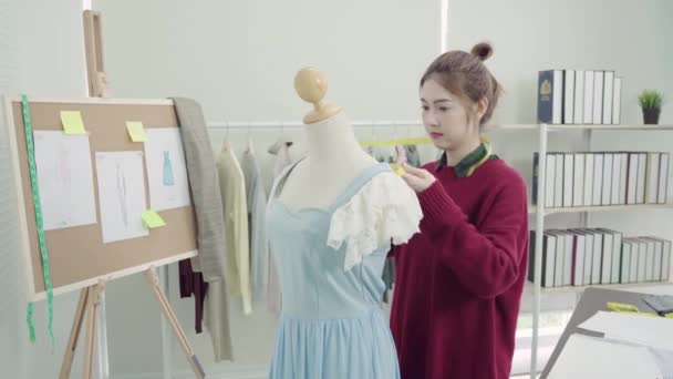 Επαγγελματική Όμορφη Ασιατικές Γυναίκες Σχεδιαστής Μόδας Εργάζονται Μέτρησης Φόρεμα Ένα — Αρχείο Βίντεο