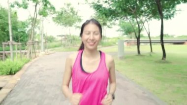 Sağlıklı güzel genç Asyalı atlet kadın çalışan ve kentsel şehir parkı sokakta koşu giyim spor. Yaşam tarzı uygun ve etkin kadınların şehir konsepti egzersiz.