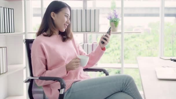 Belle Femme Asiatique Affaires Intelligente Tenue Décontractée Intelligente Utilisant Smartphone — Video