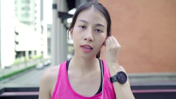 Gesunde Schöne Junge Asiatische Sportlerin Mit Smartphone Musik Hören Während — Stockvideo