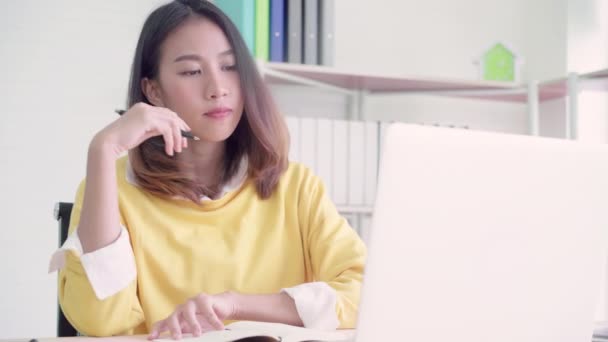 Hermosa Joven Sonriente Mujer Asiática Trabajando Portátil Escritorio Sala Estar — Vídeos de Stock