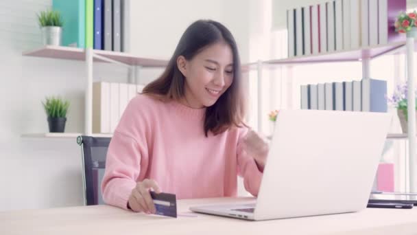 Mulher Asiática Bonita Usando Computador Laptop Comprando Compras Line Por — Vídeo de Stock