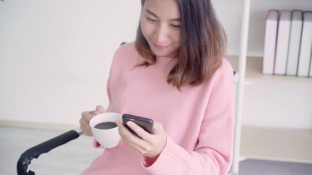 Mulher Asiática Negócios Inteligente Bonita Desgaste Casual Inteligente Usando Smartphone — Vídeo de Stock