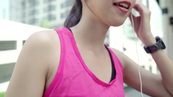 Zdrowe Piękna Młoda Azjatka Sportowiec Kobieta Przy Użyciu Smartfona Słuchania — Wideo stockowe