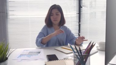 Evde oturma odasında otururken dizüstü bilgisayarda çalışma güzel genç gülümseyen Asyalı kadın. Ev ofisinde çalışan Asya iş kadın. Evde zaman zevk.