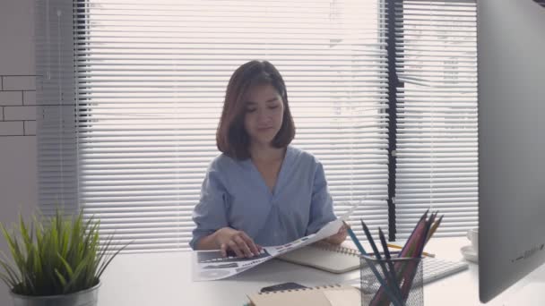 美丽的年轻微笑的亚洲妇女在笔记本电脑上工作 而坐在客厅在家里 在她家办公室工作的亚洲商界妇女 在家享受时光 — 图库视频影像
