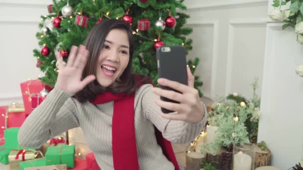 Glada Lyckliga Unga Asiatisk Kvinna Med Smartphone Selfie Med Julen — Stockvideo