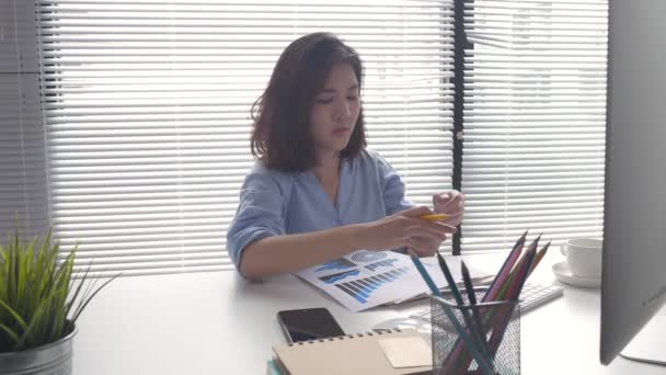 Красива Молода Усміхнений Азіатські Жінки Працюють Ноутбуці Сидячи Себе Вдома — стокове відео