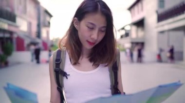 Neşeli güzel genç Asyalı backpacker kadın, Beijing, Çin mahallesinde seyahat ederken kameraya gülümseyen mutlu hissediyor. Yaşam tarzı sırt çantası turizm seyahat tatil kavramı.