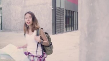 Neşeli güzel genç Asyalı backpacker kadın yön ve Pekin, Çin mahallesinde, seyahat ederken konumu harita üzerinde seyir. Yaşam tarzı sırt çantası turizm seyahat tatil kavramı.