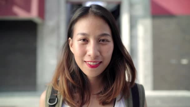 Χαρούμενα Όμορφα Μικρά Ασίας Backpacker Γυναίκα Αισθάνεται Ευτυχής Χαμογελαστοί Κάμερα — Αρχείο Βίντεο