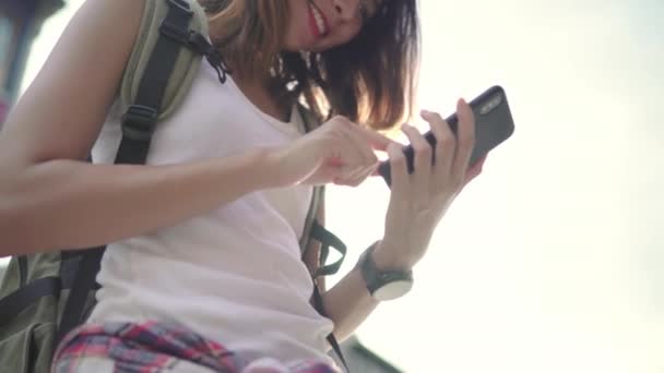Mujer Bloguera Alegre Mochilero Asiático Utilizando Teléfono Inteligente Para Dirección — Vídeos de Stock