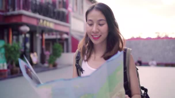 Веселый Молодой Азиатский Турист Направление Женщина Глядя Карту Местоположения Время — стоковое видео