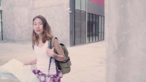 Alegre Hermosa Joven Mochilero Asiático Dirección Mujer Mirando Mapa Ubicación — Vídeos de Stock