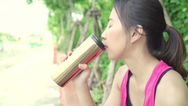 Gezonde Mooie Jonge Aziatische Runner Vrouw Drinkwater Omdat Voelen Moe — Stockvideo