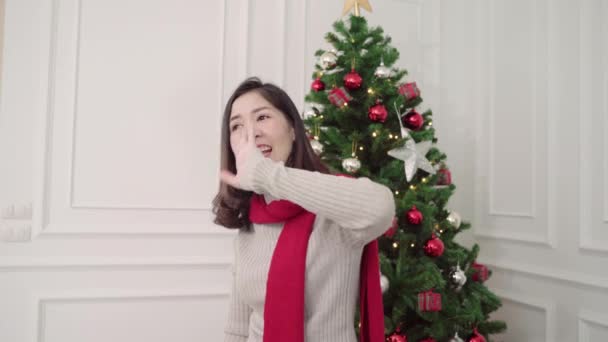 Joyeux Heureux Jeune Femme Asiatique Tenant Cadeaux Noël Souriant Caméra — Video