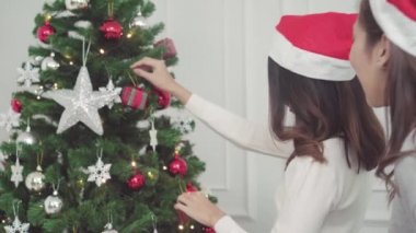 Neşeli mutlu Genç Asyalı kadınlar Noel hediyeleri için oturma odasında evde Noel Festivali vererek grubudur. Yaşam tarzı kadın kavramı, Noel ve yeni yıl kutlama.