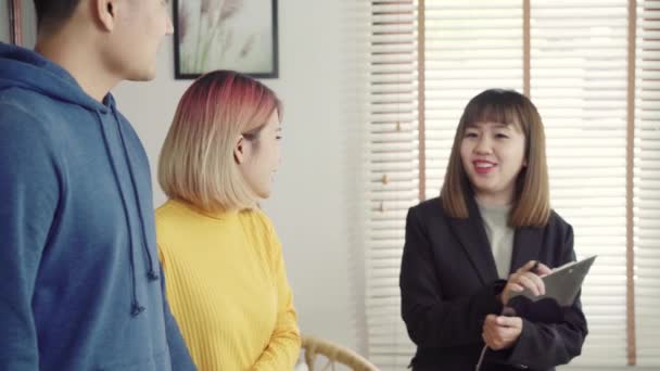 Gelukkig Jonge Aziatische Paar Makelaar Agent Vrolijke Jongeman Ondertekening Van — Stockvideo