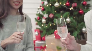 Holding ve bardak şampanya yılbaşı parti evde içme neşeli mutlu Genç Asyalı kadın grubu. Yaşam tarzı kadın kavramı, Noel ve yeni yıl kutlama.