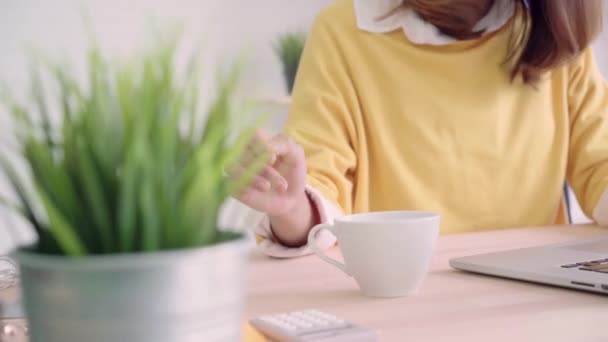 Bonito Jovem Sorrindo Mulher Asiática Trabalhando Laptop Beber Café Sala — Vídeo de Stock