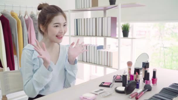 Beauty Blogger Presenteren Schoonheid Cosmetica Zitten Front Camera Voor Video — Stockvideo