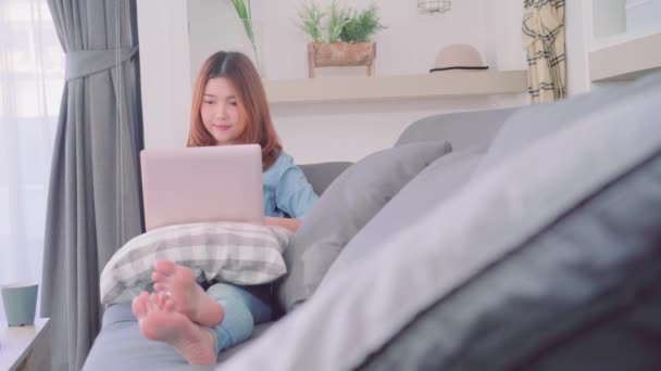 Retrato Bela Atraente Jovem Mulher Asiática Sorrindo Usando Computador Laptop — Vídeo de Stock