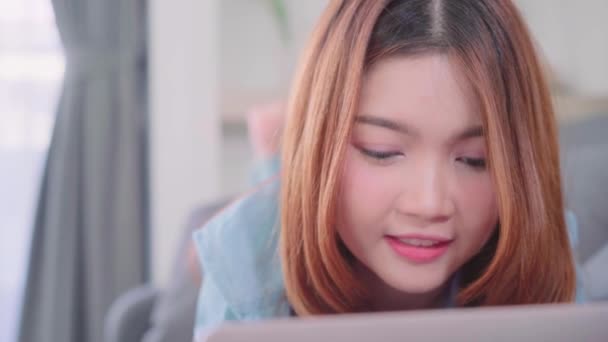 Портрет Красивой Привлекательной Молодой Улыбчивой Азиатки Помощью Компьютера Ноутбука Лежащей — стоковое видео