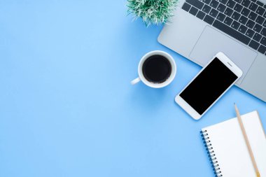 Ofis Resepsiyon çalışma alanı - düz üstten görünüm mockup fotoğraf çalışma alanı laptop, smartphone, kahve ve defter pastel mavi zemin üzerine yatırın. Pastel mavi renk arka plan çalışma Resepsiyon kavramı
