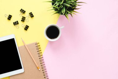 Ofis Masası adlı kullanıcının alanı - düz çalışma üstten görünüm fotoğraf çalışma alanı boş sahte tablet, kahve fincanı ve defter pastel zemin üzerine yatırın. Pastel pembe sarı renkli kopya alanı çalışma Resepsiyon kavramı.