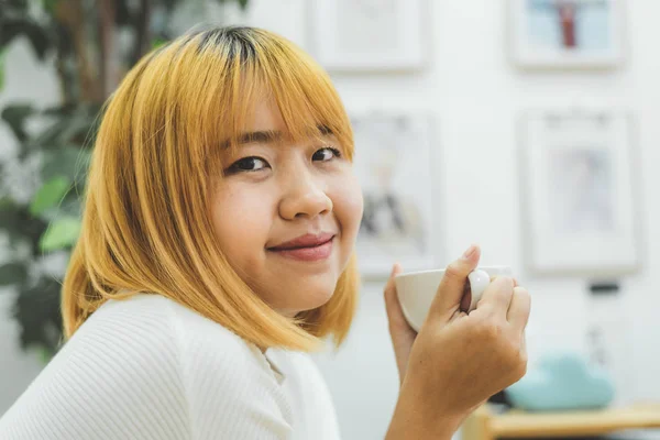 Vakker Asiatisk Kvinne Som Nyter Varm Kaffe Hjemme Hos Seg – stockfoto