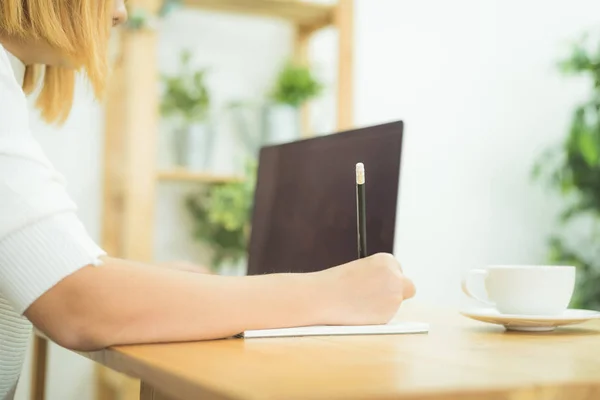 Bonito Jovem Sorrindo Mulher Asiática Trabalhando Laptop Enquanto Sentado Uma — Fotografia de Stock